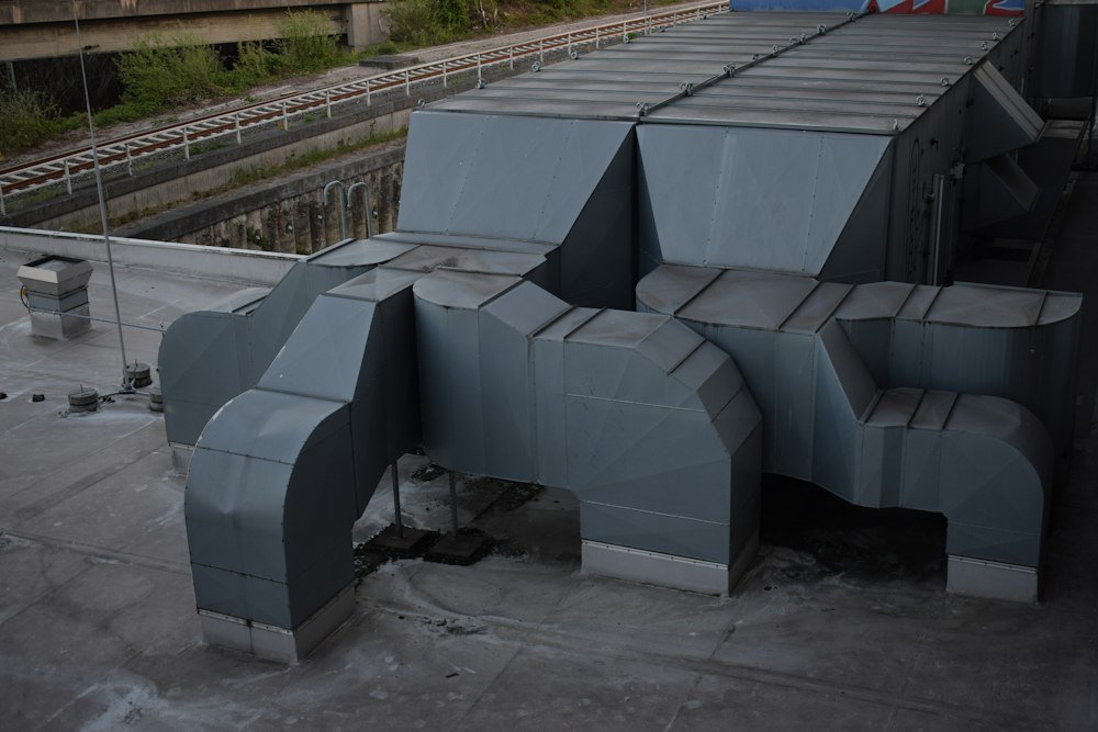 Finition PVC ou tôle aluminium : laquelle choisir pour votre réseau ?