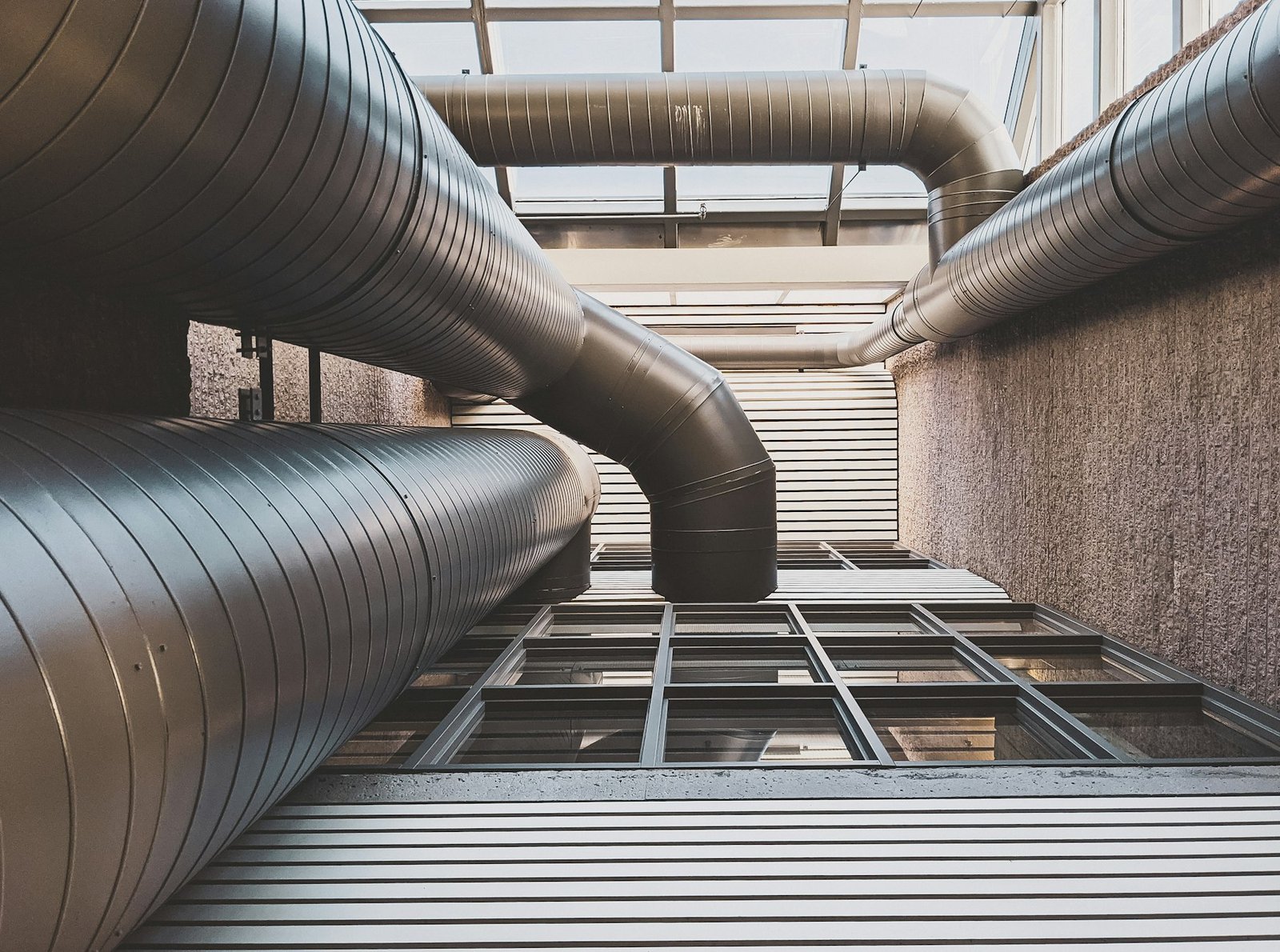 Réseaux calorifugés sous tôle aluminium en façade de bâtiment