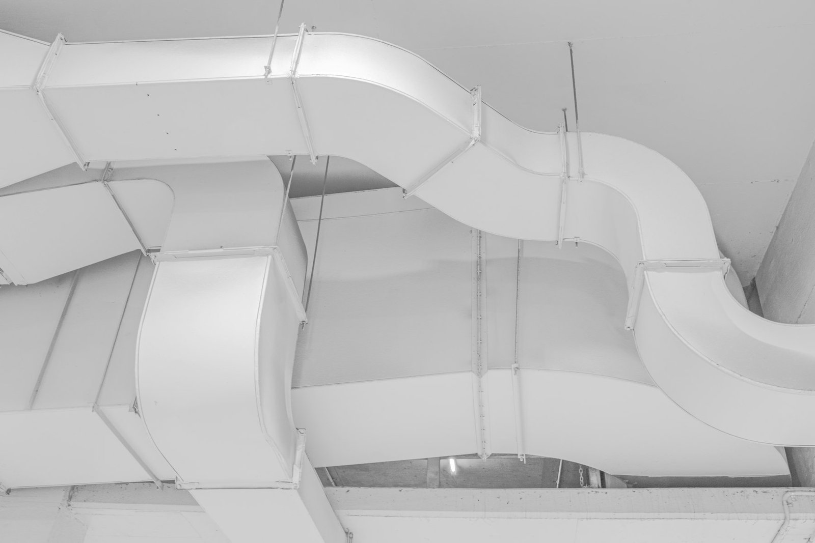 Gaines de ventilation rectangulaires suspendues sous plafond